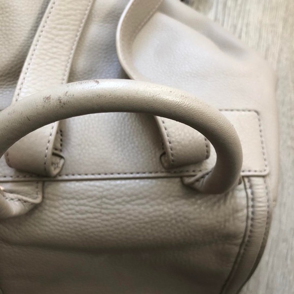 Tory Burch flap backpack in French Grey pebbled leather - Picture 4 of 4